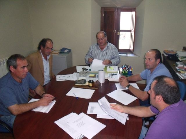 Los alcaldes junto a Agrocantabria y La Agencia