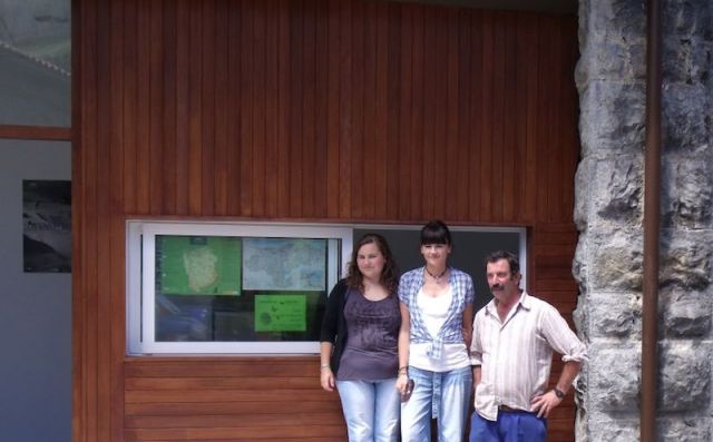 El Alcalde de San Roque con el personal de turismo en la Casa del Pasiego