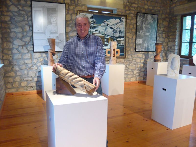 Juan Francisco Ruiz de Villa posa con sus obras