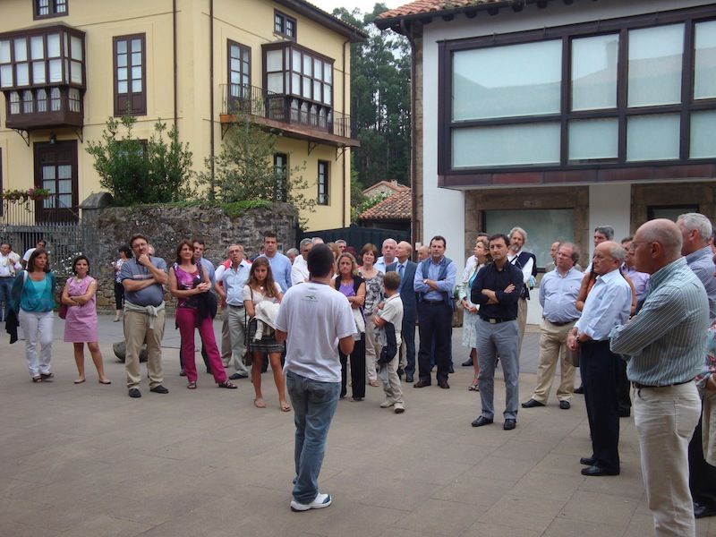 La expedición de fiscales visita el casco histórico de Liérganes