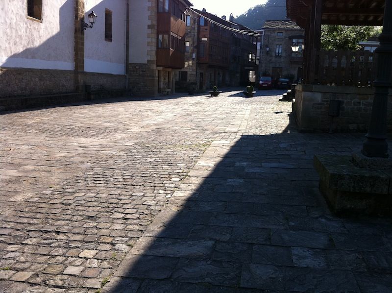 Camino público en Vega de Pas