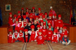 Participantes en el taller de cocina infantil junto al chef Luis Bernad y las concejalas Belen Diaz Obregon y Consuelo Ruiz